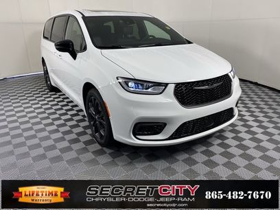 New 2026 Chrysler Pacifica Select