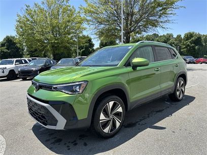 New 2025 Volkswagen Taos SE w/ Panoramic Sunroof Package