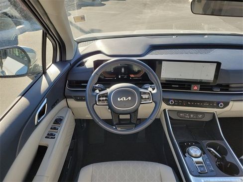 Used 2025 Kia Carnival EX image 29