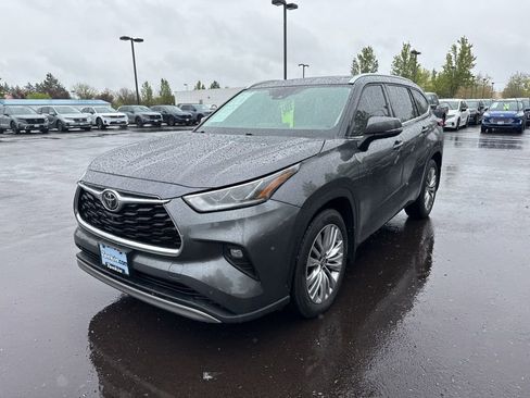 Used 2022 Toyota Highlander Platinum AWD/4WD image 3