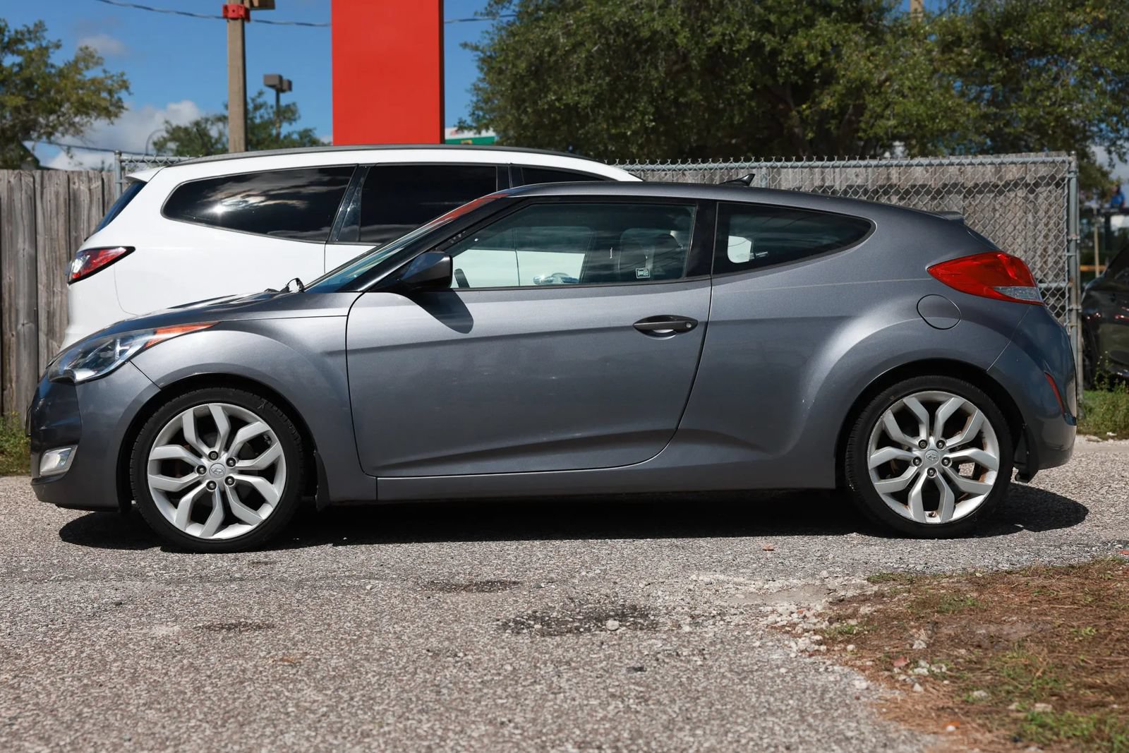 Used 2013 Hyundai Veloster w/ Style Pkg FWD image 2