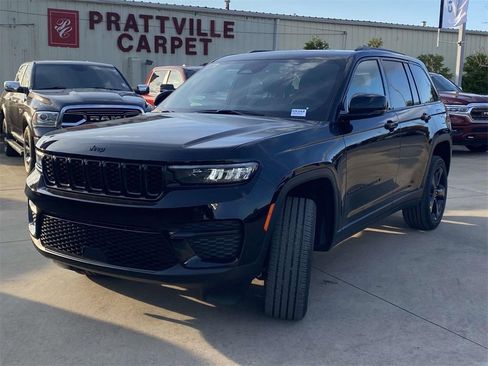 New 2025 Jeep Grand Cherokee Laredo image 3
