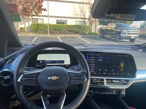 Used 2025 Chevrolet Equinox EV LT w/ Convenience Package image 20