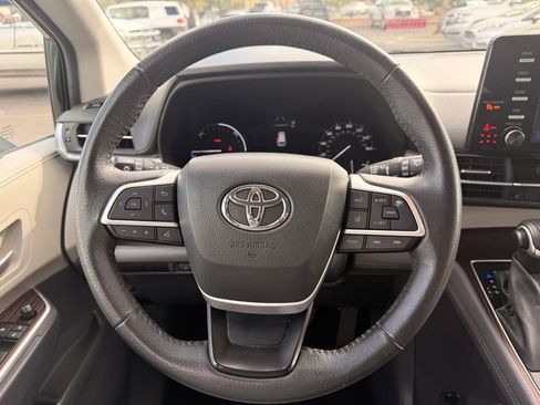 Used 2024 Toyota Sienna XLE image 25