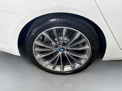 Used 2023 BMW 530e w/ Premium Package image 33