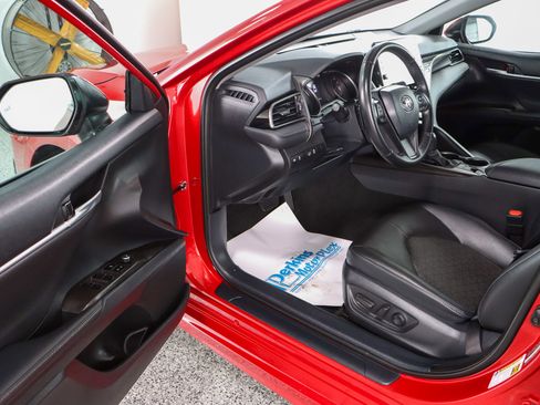 Used 2023 Toyota Camry XSE image 3