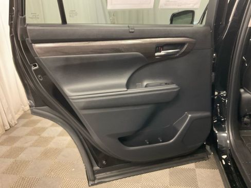 Used 2023 Toyota Highlander Limited image 33