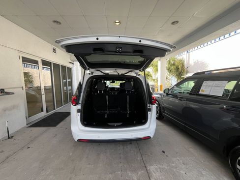 Used 2025 Chrysler Pacifica Limited image 37