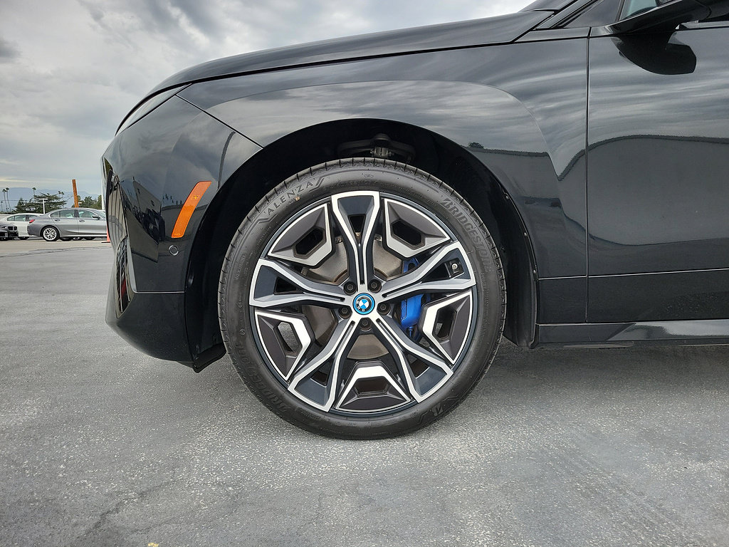 Used 2024 BMW iX xDrive50 w/ Sport Package AWD/4WD image 5