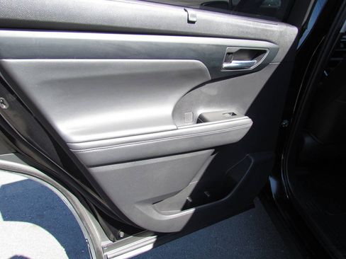Used 2022 Toyota Highlander XLE AWD/4WD image 13
