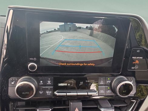 Used 2023 Toyota Highlander XLE image 9