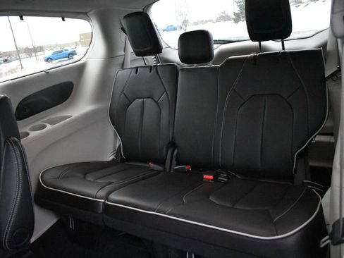 Used 2024 Chrysler Pacifica Limited image 28