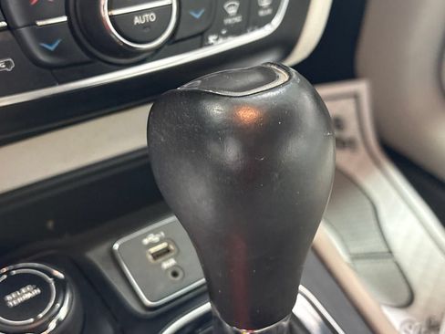 Used 2019 Jeep Cherokee Limited AWD/4WD image 19