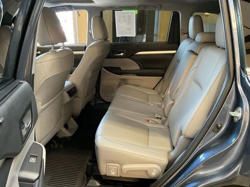 Used 2019 Toyota Highlander XLE image 24
