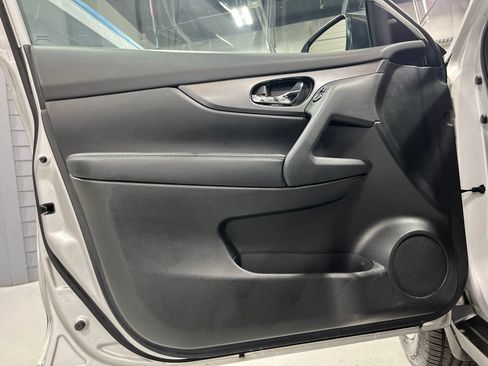 Used 2015 Nissan Rogue SV w/ SV Premium Package AWD/4WD image 10