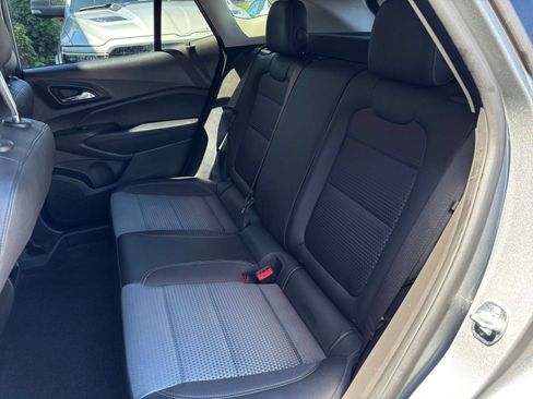 Used 2025 Chevrolet Trax LT FWD image 32