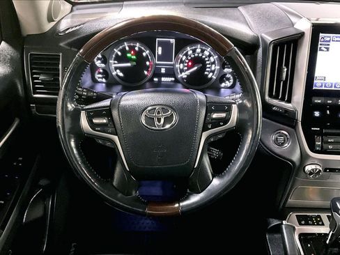 Certified 2017 Toyota Land Cruiser image 5