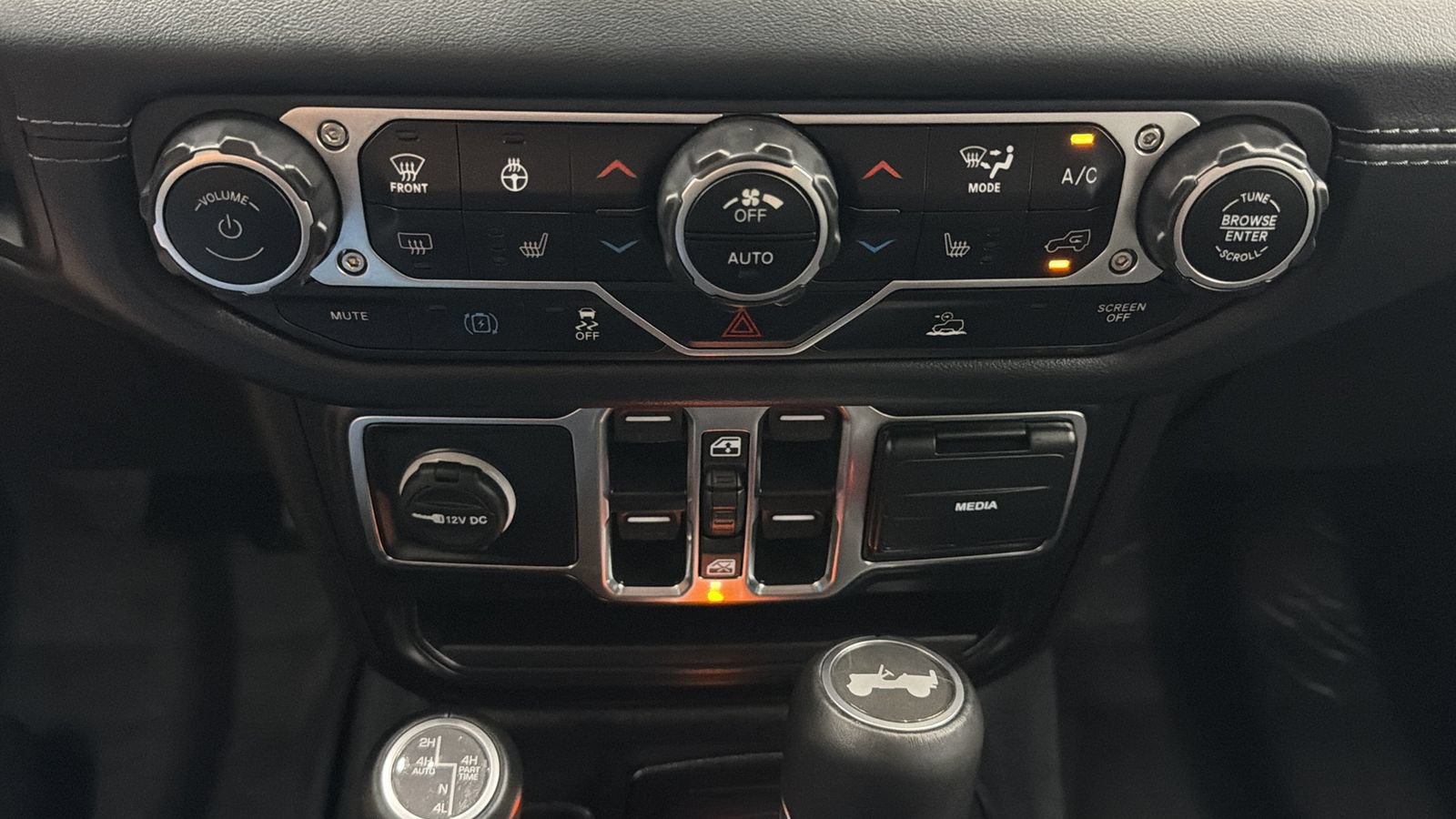 Used 2024 Jeep Wrangler Unlimited Sahara w/ Technology Group AWD/4WD image 23