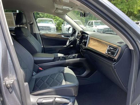 Used 2025 Volkswagen Atlas SE FWD image 15