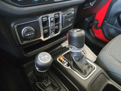 Used 2025 Jeep Wrangler Unlimited Sahara AWD/4WD image 31