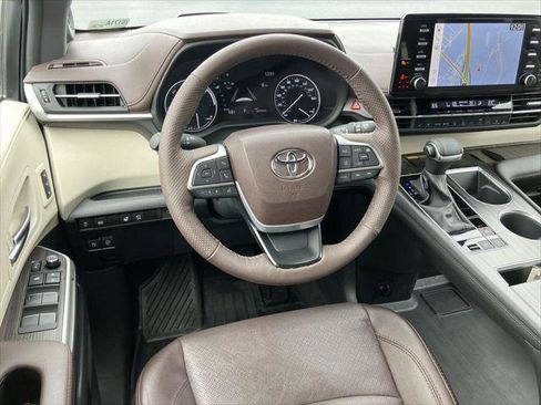 Certified 2024 Toyota Sienna Platinum image 17