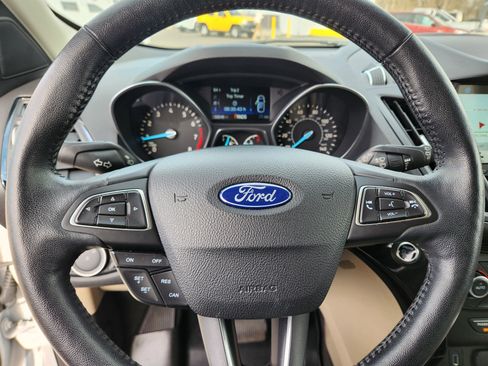 Used 2019 Ford Escape Titanium image 10