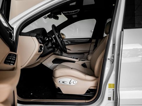 Certified 2025 Porsche Macan AWD/4WD image 5