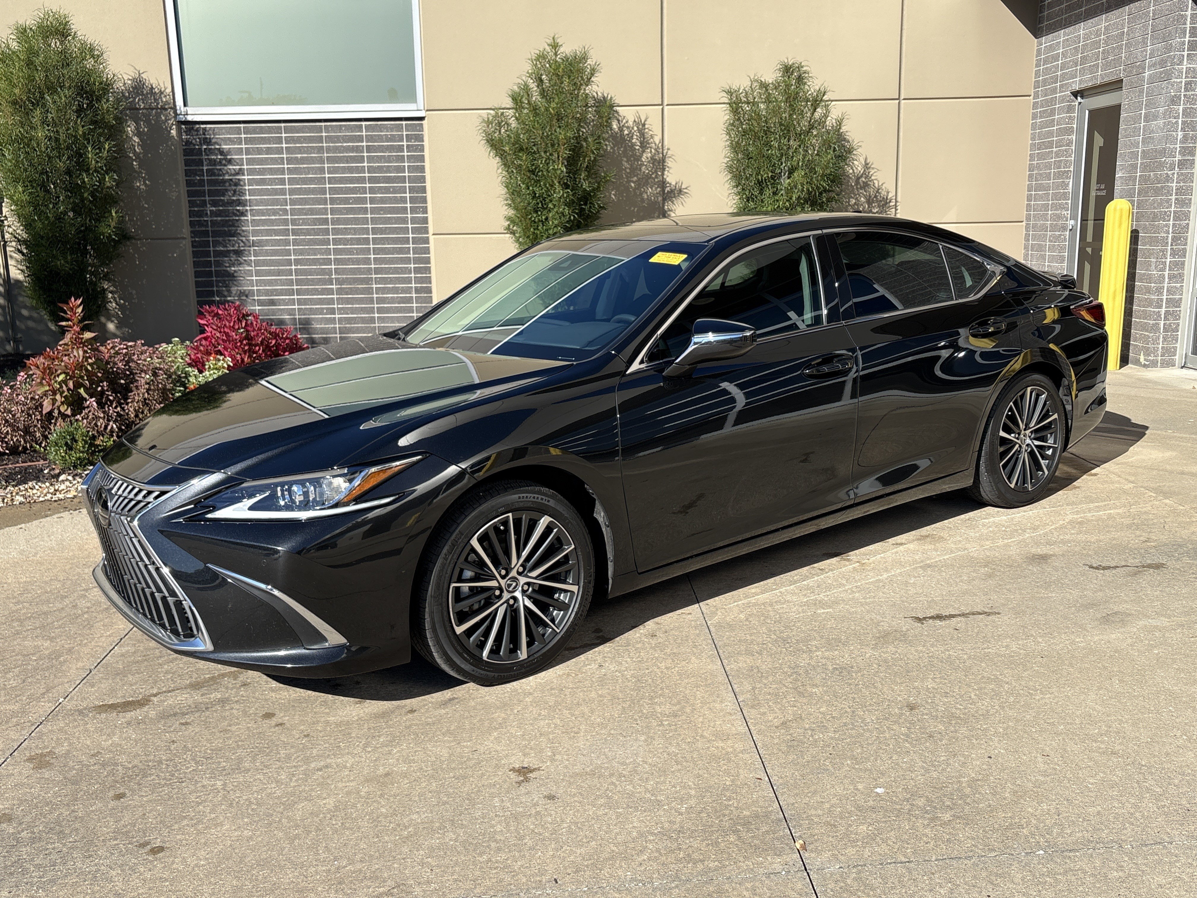 Used 2025 Lexus ES 300h w/ Premium Package FWD image 21