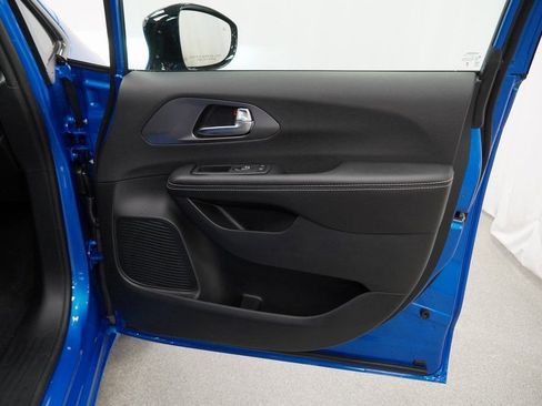 New 2026 Chrysler Pacifica Select image 30