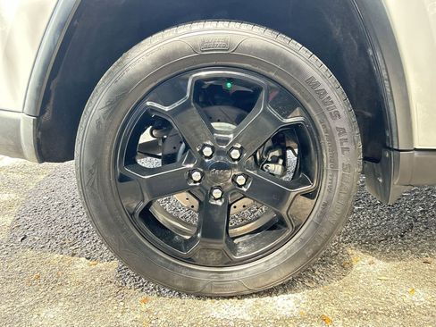 Used 2019 Jeep Grand Cherokee Laredo RWD image 5