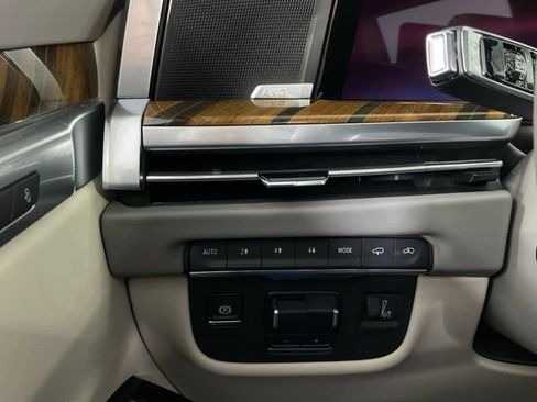 Used 2025 Cadillac Escalade ESV Premium Luxury Platinum AWD/4WD image 24