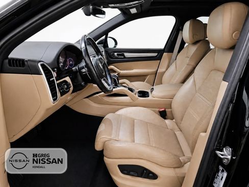 Used 2023 Porsche Cayenne Platinum Edition AWD/4WD image 6