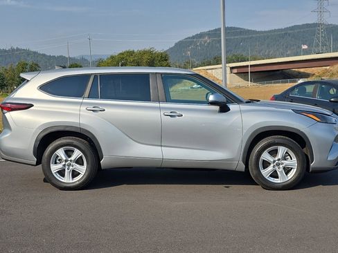 Used 2024 Toyota Highlander LE image 2