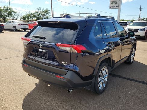 Used 2021 Toyota RAV4 XLE Premium image 4