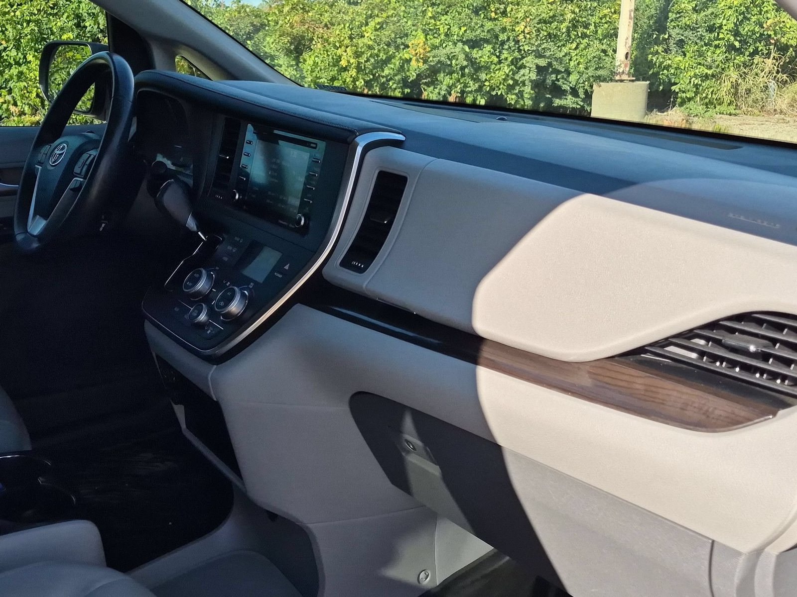 Used 2019 Toyota Sienna XLE w/ XLE Navigation Package FWD image 32