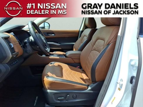 Certified 2025 Nissan Pathfinder Platinum w/ Cargo Package FWD image 24