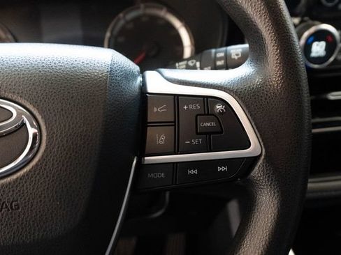 Used 2022 Toyota Highlander L FWD image 25
