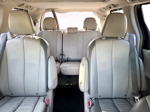 Used 2013 Toyota Sienna XLE image 18