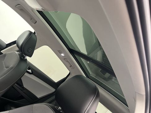 Used 2022 Volkswagen Taos SE image 6