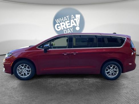 New 2026 Chrysler Pacifica Select FWD image 3
