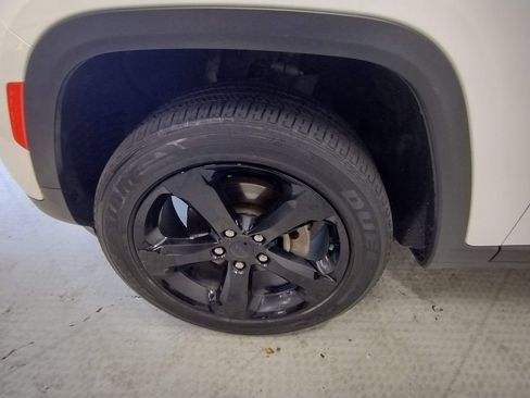 Used 2023 Jeep Grand Cherokee Altitude AWD/4WD image 6