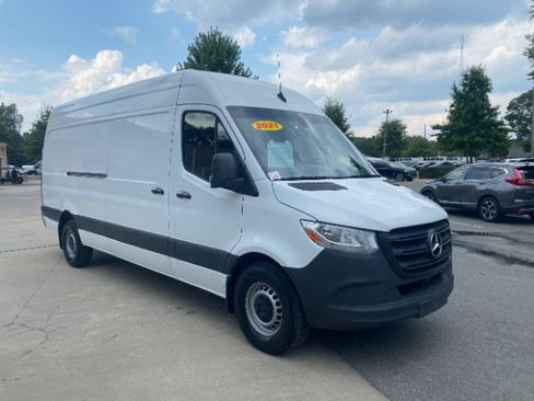 Used 2021 Mercedes-Benz Sprinter 2500 w/ Driver Convenience Package image 5