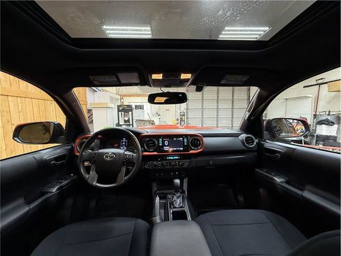 Used 2017 Toyota Tacoma TRD Sport AWD/4WD image 19