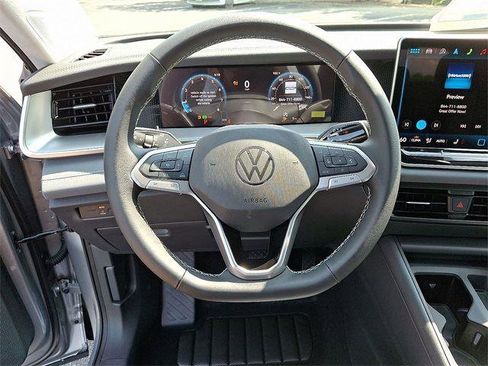 New 2025 Volkswagen Tiguan SE image 16