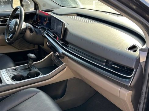 Used 2025 Kia Carnival image 9