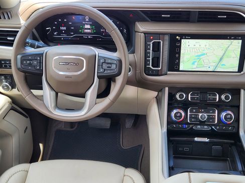 Used 2023 GMC Yukon XL Denali AWD/4WD image 10