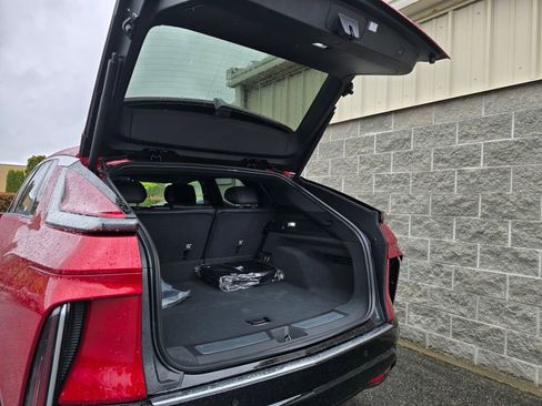 New 2025 Cadillac Lyriq Luxury image 7