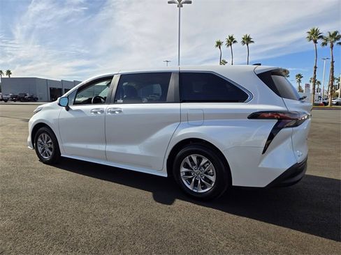 Used 2025 Toyota Sienna XLE image 6