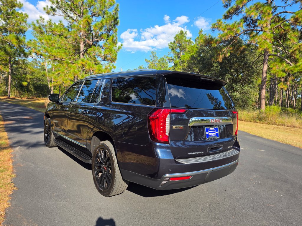 Used 2023 GMC Yukon XL SLT AWD/4WD image 3