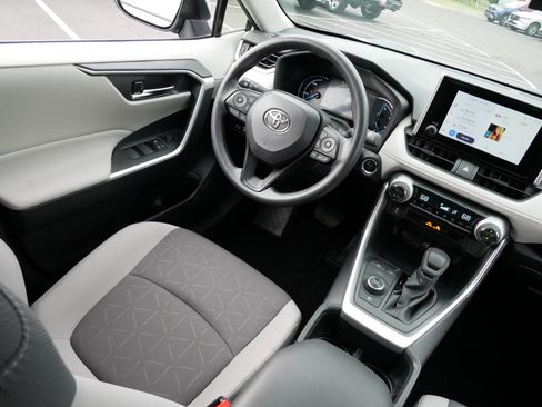Certified 2025 Toyota RAV4 XLE AWD/4WD image 9